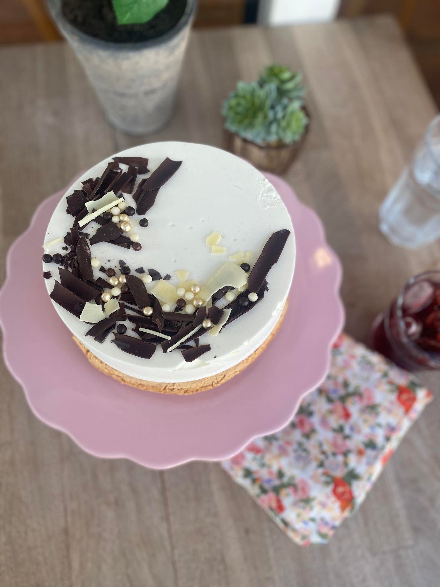 Citron islagkage med citronsorbet og hvid chokolade is og glutenfri nøddebund - kagen er pyntet med hvid og mørk chokolade