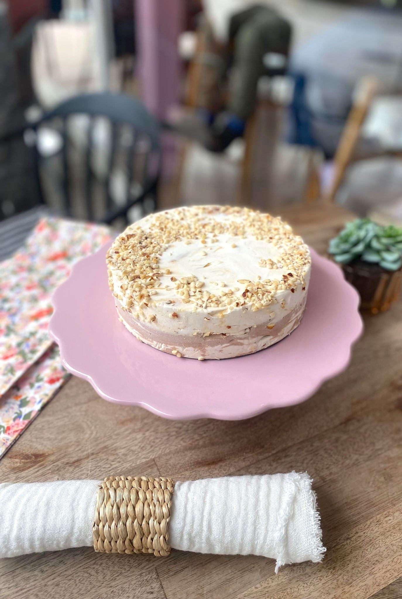 Crunchy Saltkaramel islagkage med saltkaramel is, chokolade is og nougat is - drysset med ristede hasselnødder