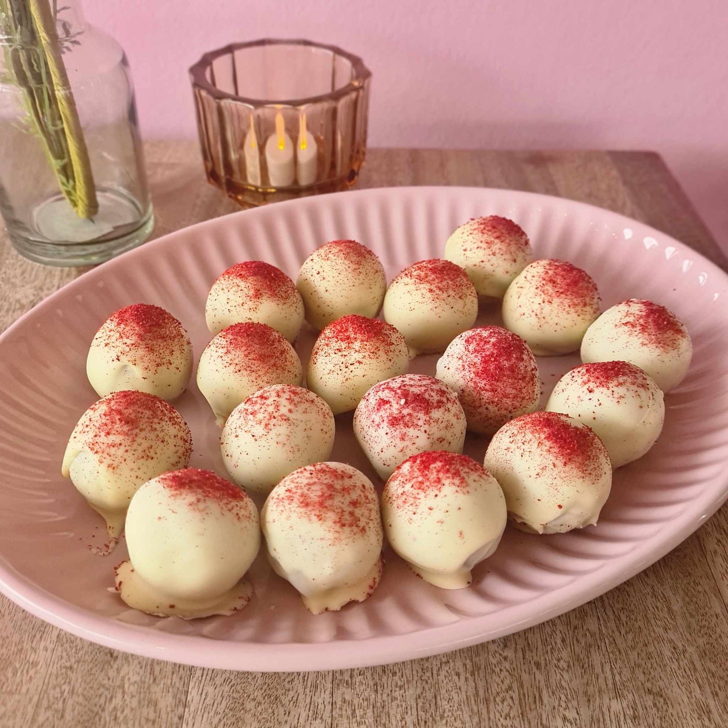 Romkugler med hvid chokolade og hindbær